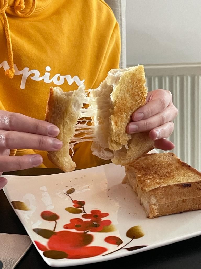 烤芝士三文治，拉絲的呢！